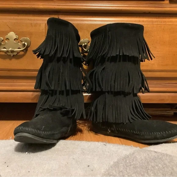 Minnetonka 3 tier suede black boots preowned size 7​ - Picture 7 of 8
